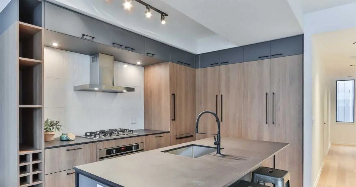 wood kitchen-cabinet hardware